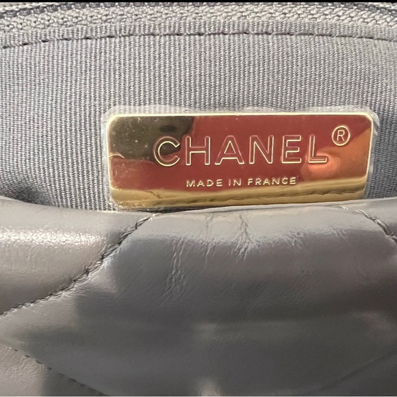 Chanel 19 small in light gray - Picture 8 of 10